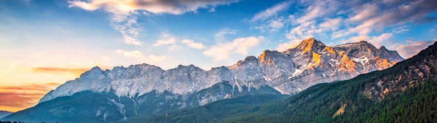 7680×2160: Alpine Gloed bij Schemering Achtergrond