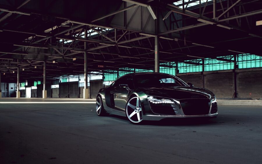Audi: Strakke zwarte coupé in industriële ambiance Achtergrond