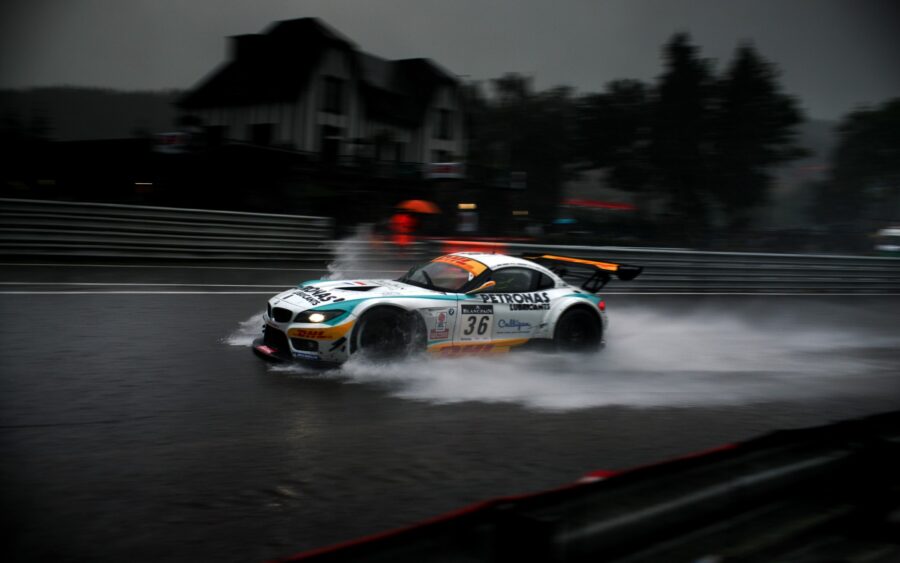 BMW: M6 GT3 Racing in the Rain – Wallpaper