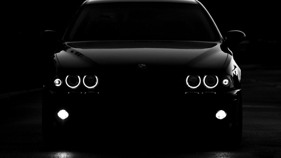 BMW: Mysterieus Noir Silhouet Achtergrond