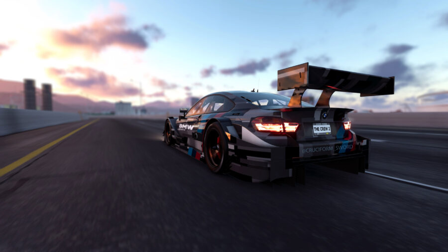 BMW: M4 Racing in de schemering Achtergrond