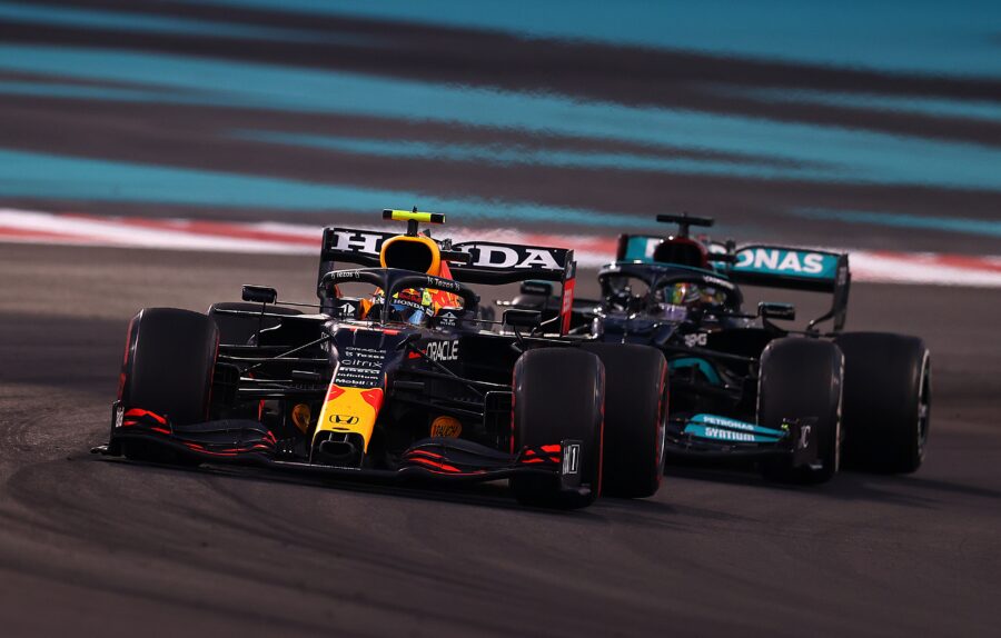 Mercedes: F1 Baanduel Actie Achtergrond