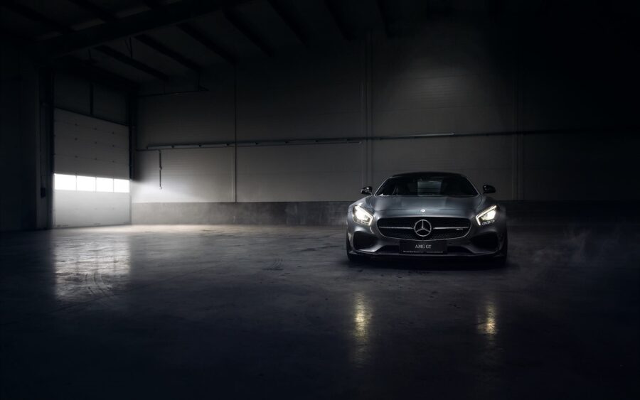 Mercedes: AMG GT Elegance in de schaduw Achtergrond