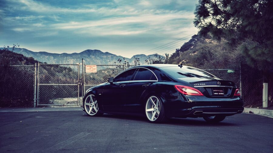 Mercedes: CLS550 Elegance in Twilight Wallpaper