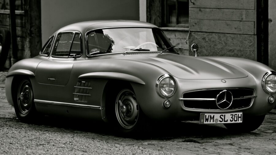 Mercedes: Klassieke elegantie in monochroom Achtergrond