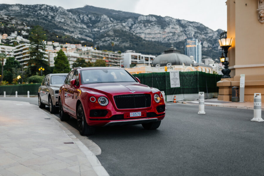 Rolls Royce: Luxe rood in Monte Carlo Achtergrond