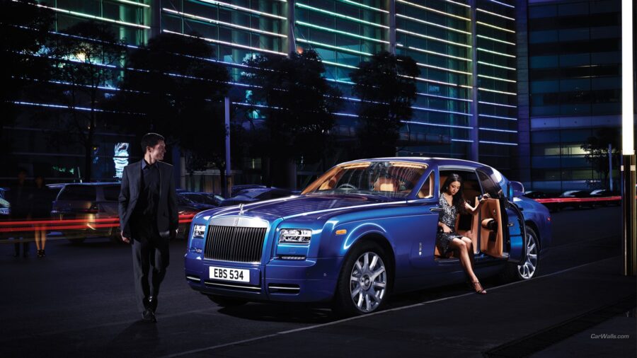 Rolls Royce: elegante nachtelijke aankomst Achtergrond