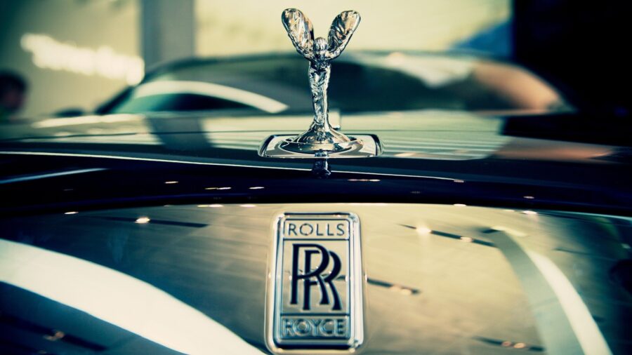 Rolls Royce: Iconic Emblem Focus Wallpaper
